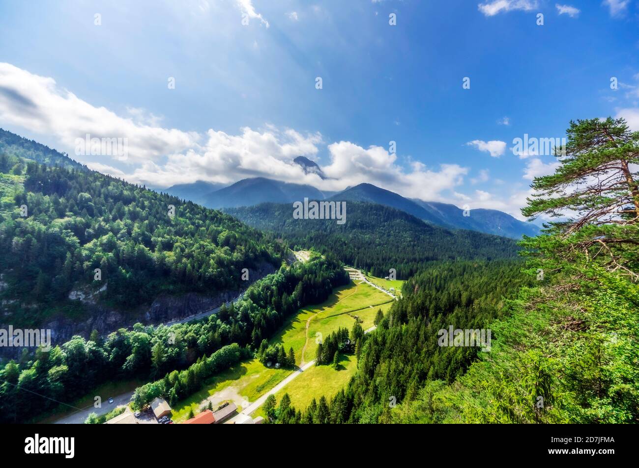 Austria, Tirolo, Reutte, verde valle boschiva in estate Foto Stock