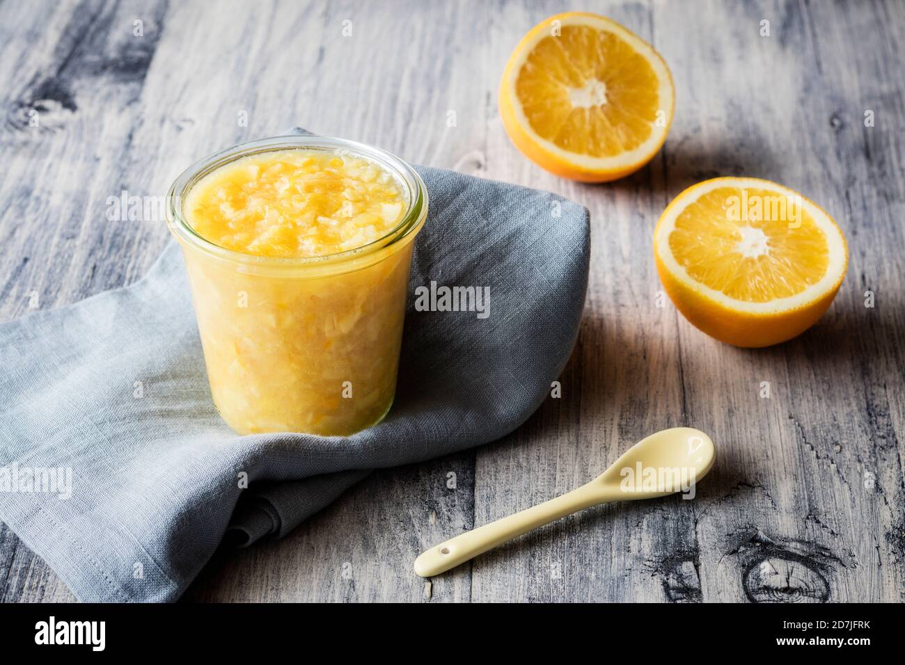 Fetta arancione e inceppamento sul tavolo Foto Stock