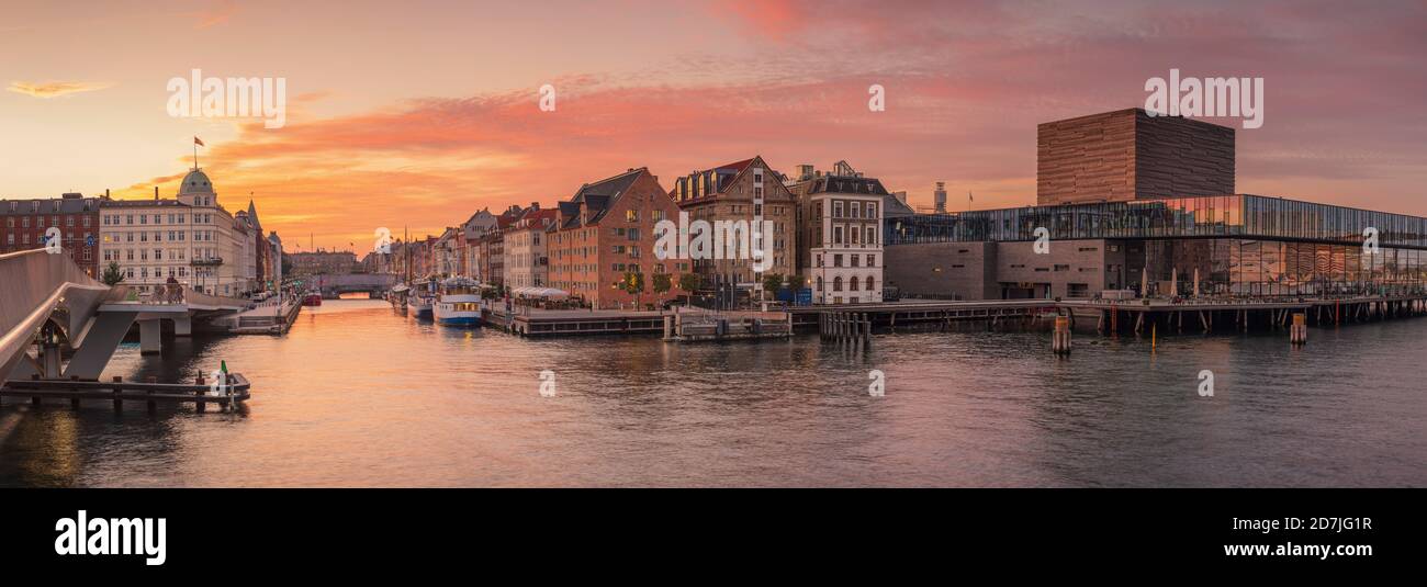 Danimarca, Copenaghen, Panorama del lungomare di Nyhavn al tramonto Foto Stock Danimarca, Copenaghen, Panorama del lungomare di Nyhavn al tramonto Foto Stock