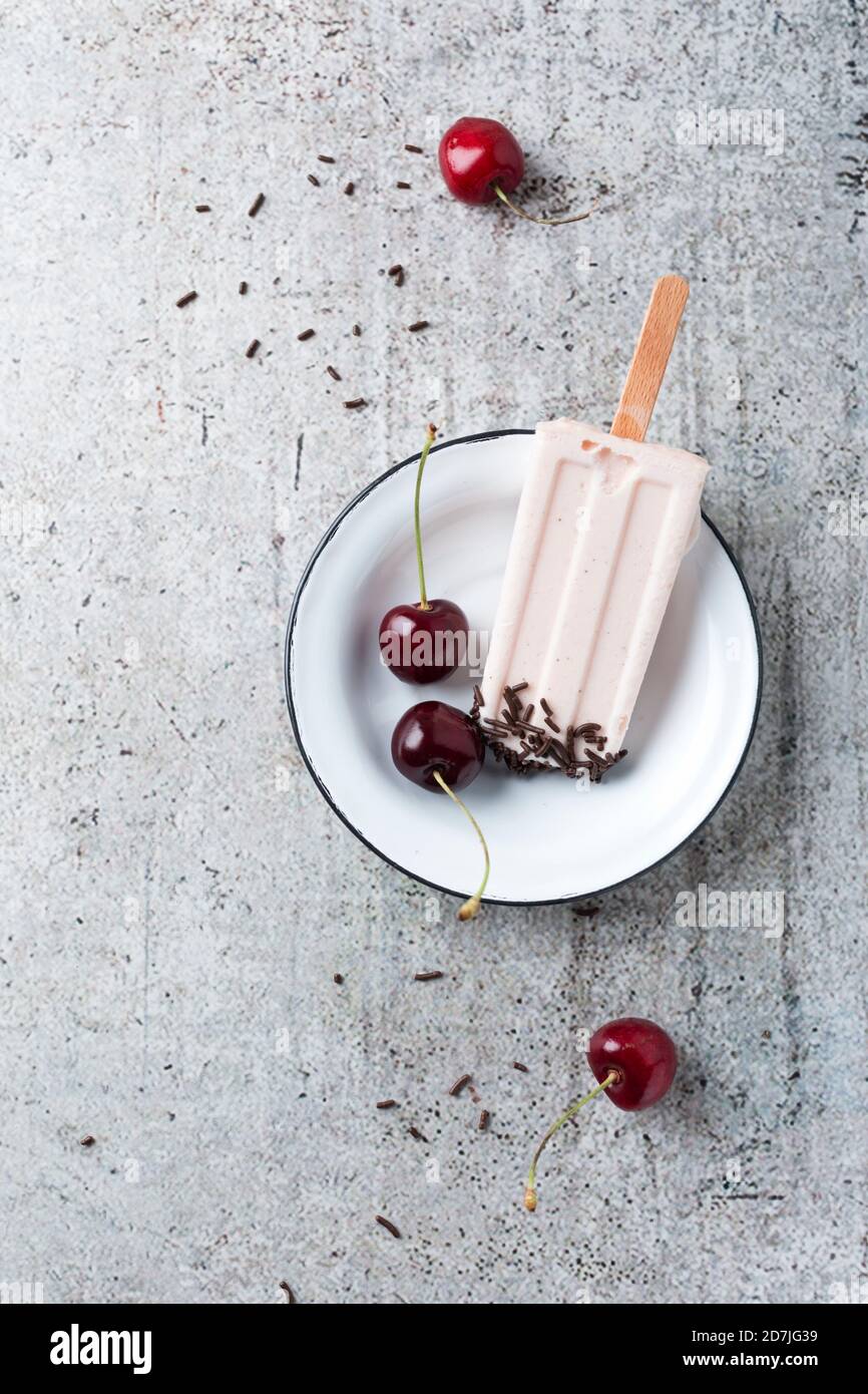 Direttamente sopra un colpo di gelato alla ciliegia con spruzzini di cioccolato nella piastra sul tavolo Foto Stock