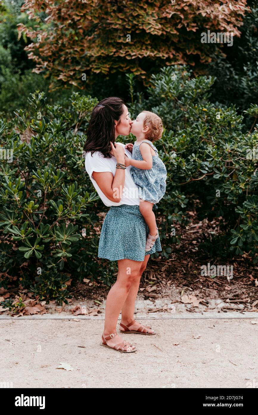 Ragazze che si baciano in pubblico immagini e fotografie stock ad alta  risoluzione - Alamy