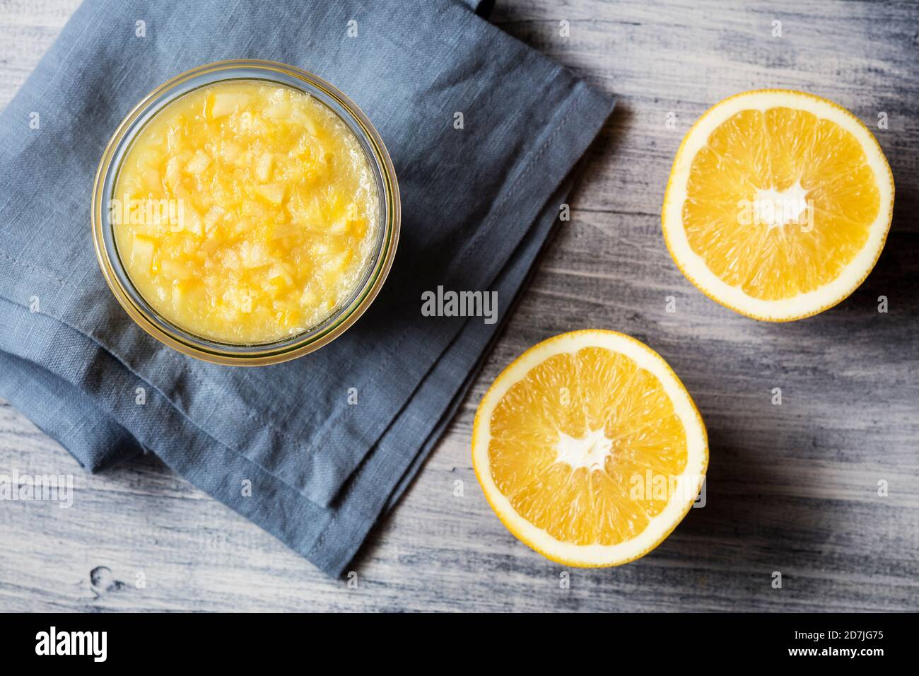 Fetta di arancia e marmellata fatta in casa tenuti sul tavolo Foto Stock