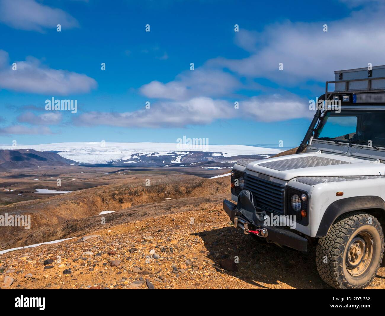 Islanda, Regione del Sud, veicolo 4x4 parcheggiato in Kerlingarfjoll gamma con Langjokull icecap in background lontano Foto Stock