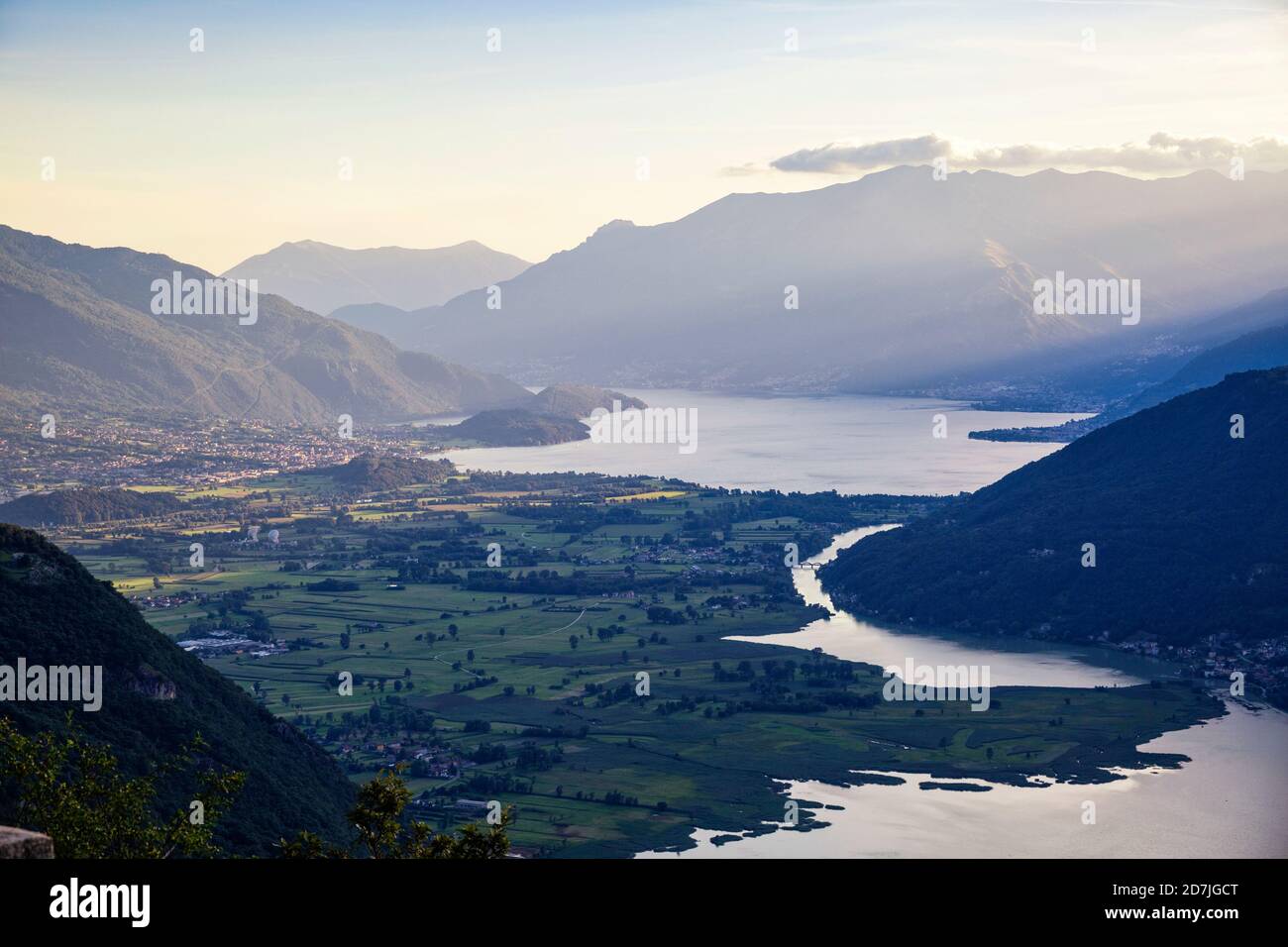 Italia, Provincia di Sondrio, Vista panoramica del Lago Mezzola nella Riserva Naturale Pian di Spagna e Lago di Mezzola al tramonto Foto Stock