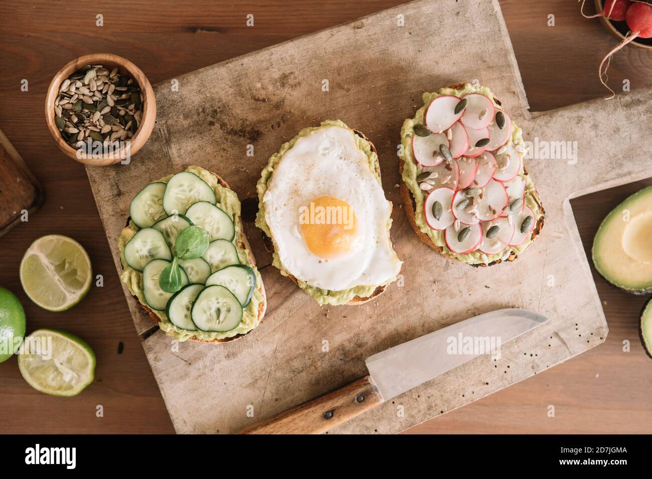 Fetta di cibo guarnito con verdure fresche e guacamole su serve piatti in cucina Foto Stock