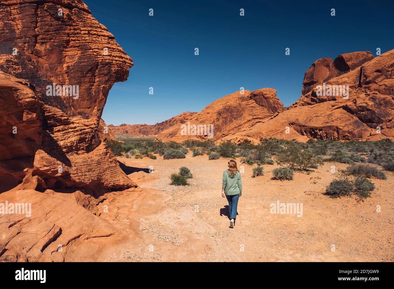 Donna che esplora Valley of Fire state Park in estate, Nevada, USA Foto Stock