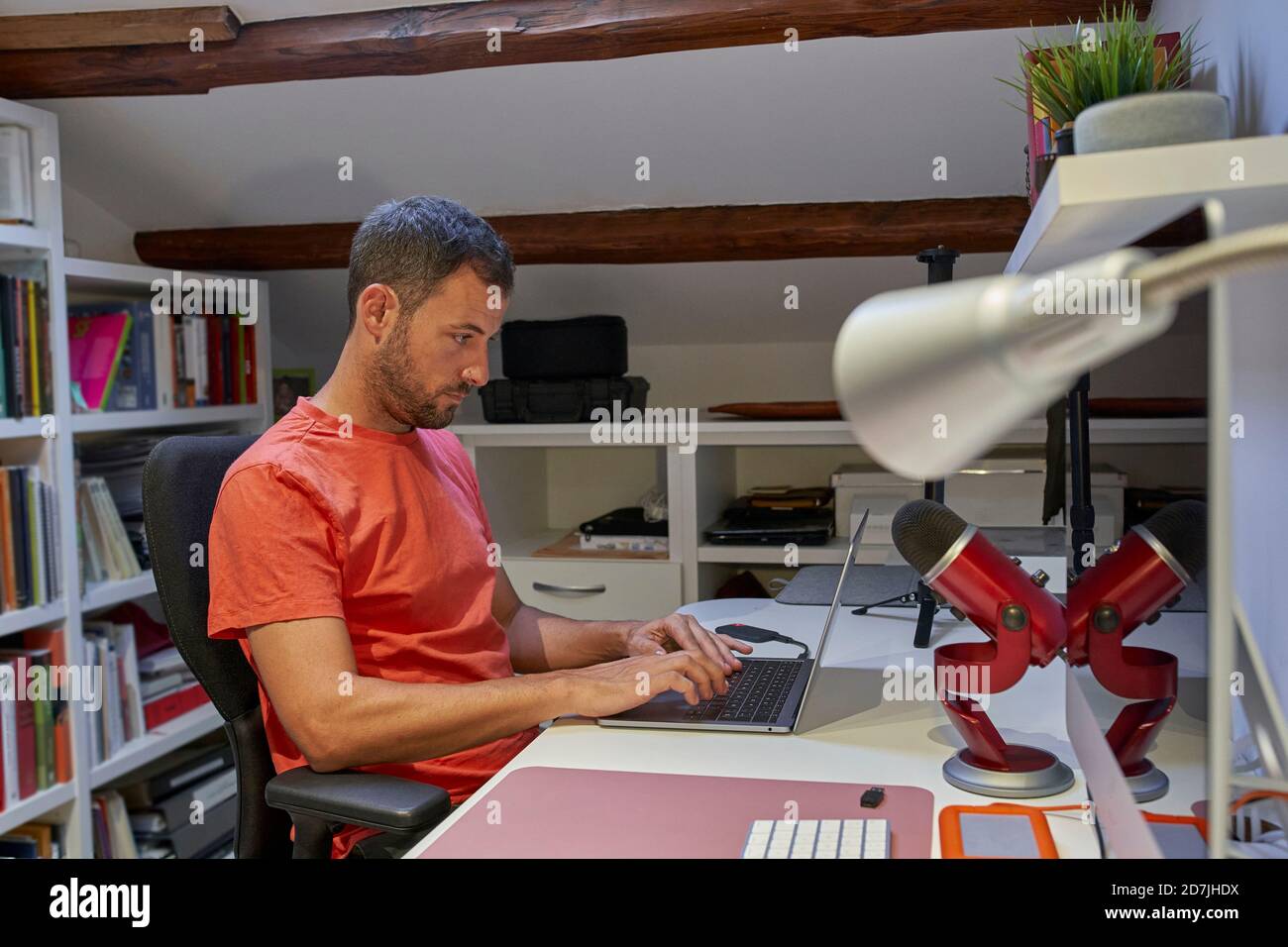Metà uomo adulto lavorando sul computer portatile da casa Foto Stock