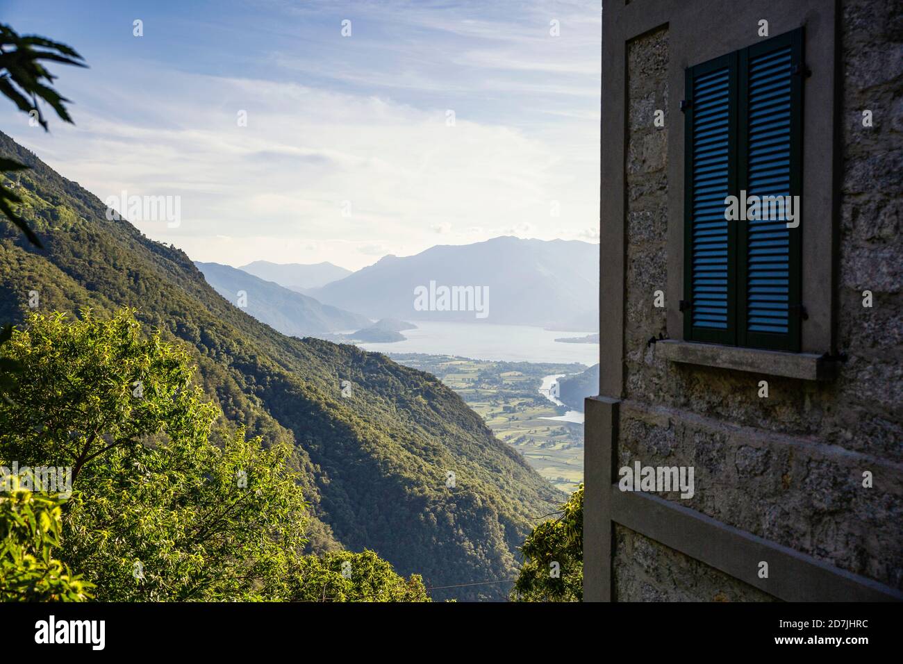 Italia, Provincia di Sondrio, angolo di costruzione affacciato sulla valle nella Riserva Naturale Pian di Spagna e Lago di Mezzola Foto Stock