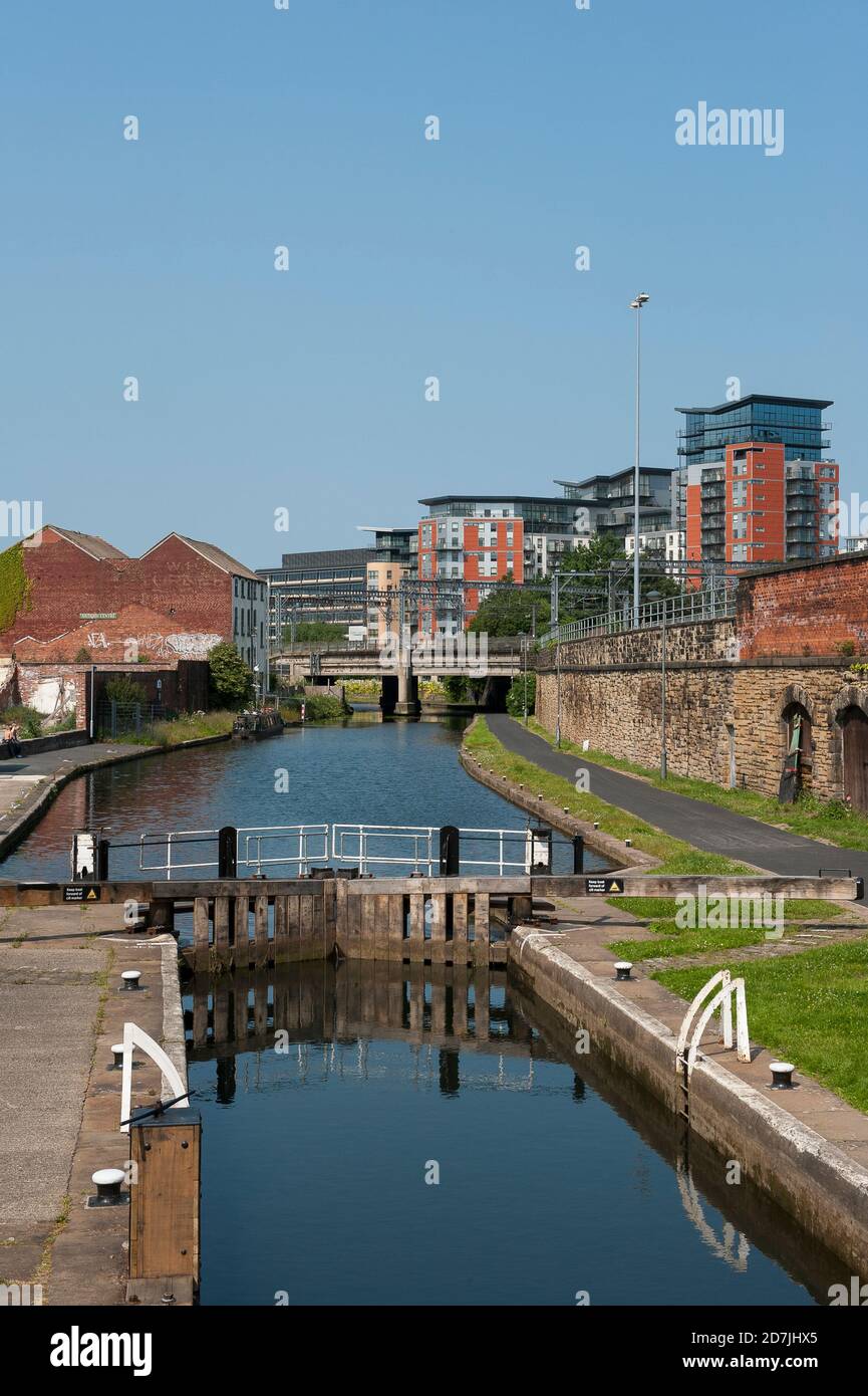 Bloccare le porte sul canale di Leeds e Liverpool, Leeds, West Yorkshire, Inghilterra. Foto Stock