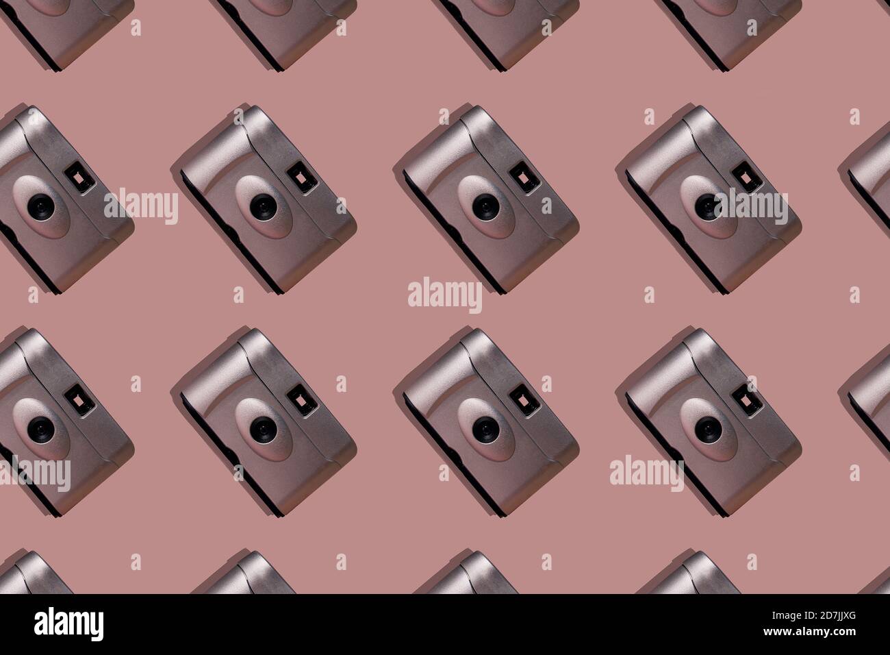 Primo piano di vecchie fotocamere disposte su sfondo rosa Foto Stock