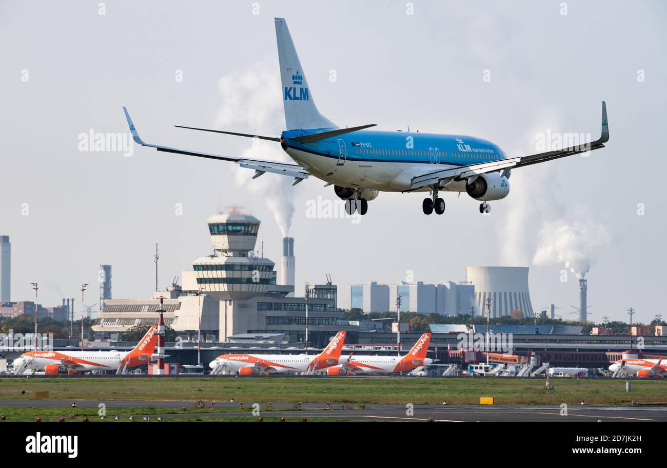 Berlino, Germania. 23 Ott 2020. Un aereo della compagnia aerea KLM atterra all'aeroporto di Tegel. L'aeroporto Tegel (TXL) di Berlino è in programma di chiusura all'inizio di novembre dopo l'apertura del nuovo aeroporto Berlin Brandenburg (BER). Credit: Bernd von Jutrczenka/dpa/Alamy Live News Foto Stock