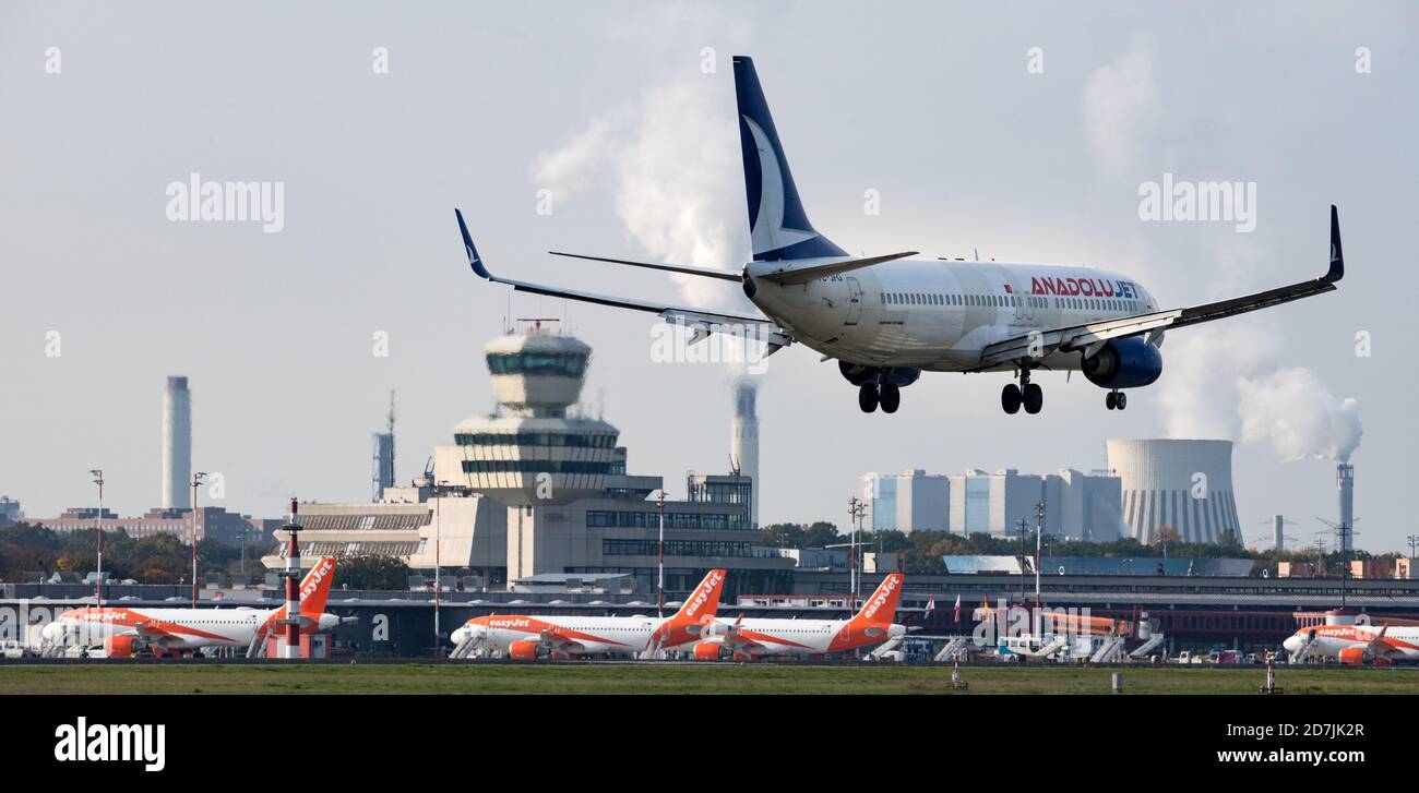 Berlino, Germania. 23 Ott 2020. Un aereo della compagnia aerea Anadolujet atterra all'aeroporto di Tegel. L'aeroporto Tegel (TXL) di Berlino è in programma di chiusura all'inizio di novembre dopo l'apertura del nuovo aeroporto Berlin Brandenburg (BER). Credit: Bernd von Jutrczenka/dpa/Alamy Live News Foto Stock