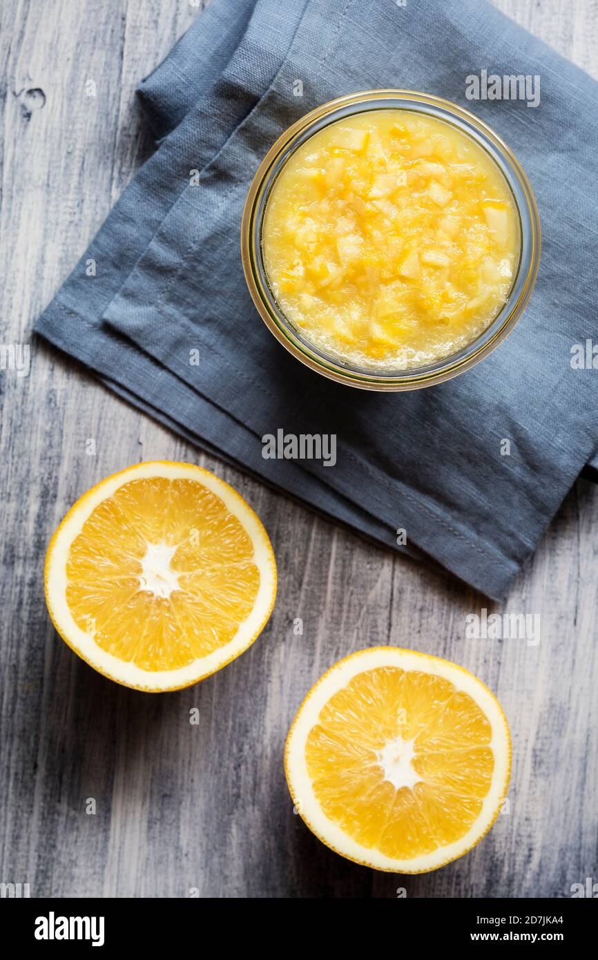 Marmellata di arancio con fetta arancione sul tavolo Foto Stock