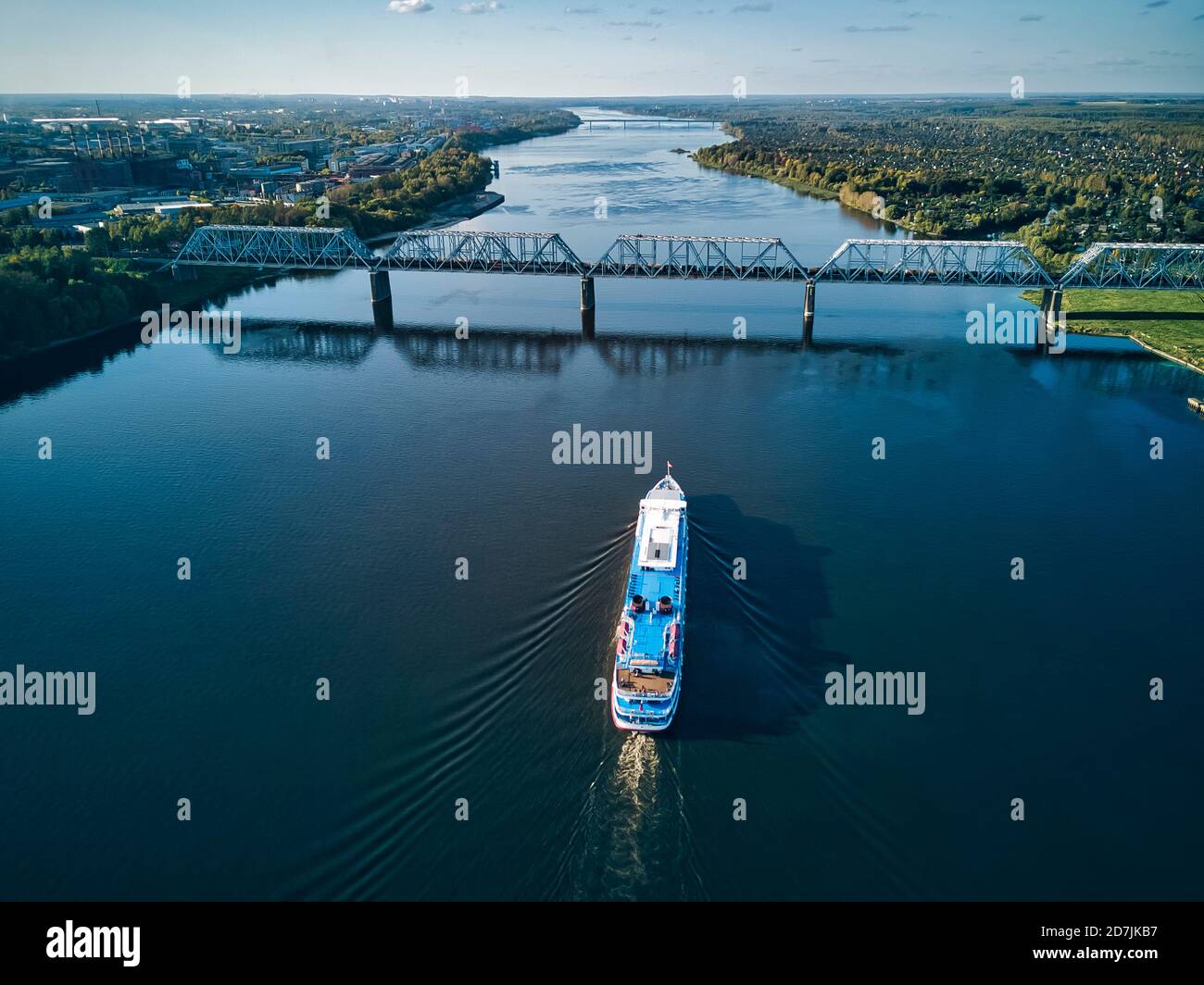 Nave che si muove lungo il fiume Volga Foto Stock