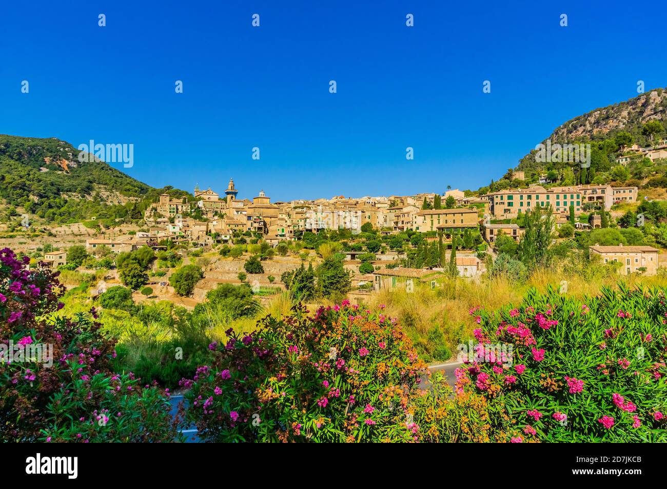 Edifici e terreni contro il cielo azzurro durante la giornata di sole a Valldemossa, Maiorca, Spagna, Europa Foto Stock