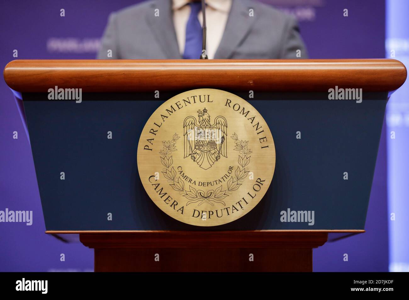 Bucarest, Romania - 23 ottobre 2020: Logo della Camera dei deputati rumena (la casa inferiore del Parlamento rumeno) su una scrivania mentre un MP sta tenendo Foto Stock
