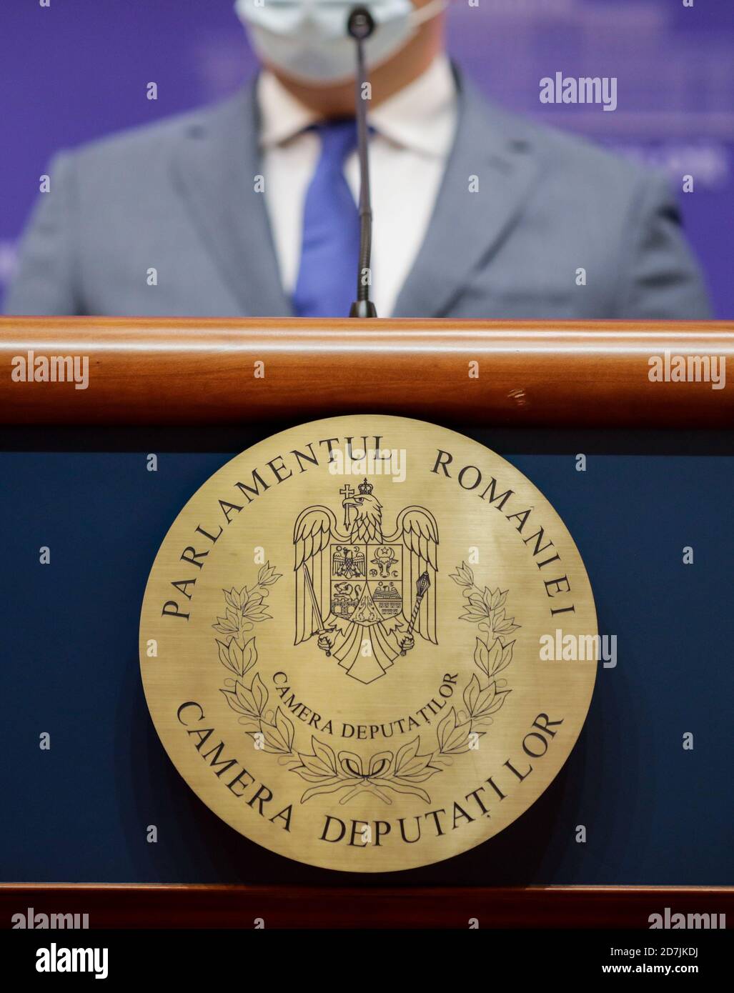 Bucarest, Romania - 23 ottobre 2020: Logo della Camera dei deputati rumena (la casa inferiore del Parlamento rumeno) su una scrivania mentre un MP sta tenendo Foto Stock