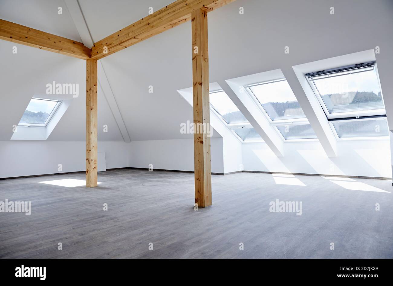 Interno di camera vuota con colonna di legno Foto Stock