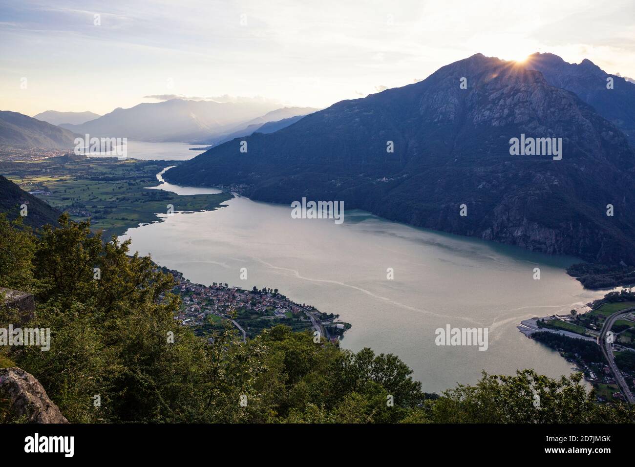 Italia, Provincia di Sondrio, Vista panoramica del tramonto sul Lago di Mezzola nella Riserva Naturale Pian di Spagna e Lago di Mezzola Foto Stock