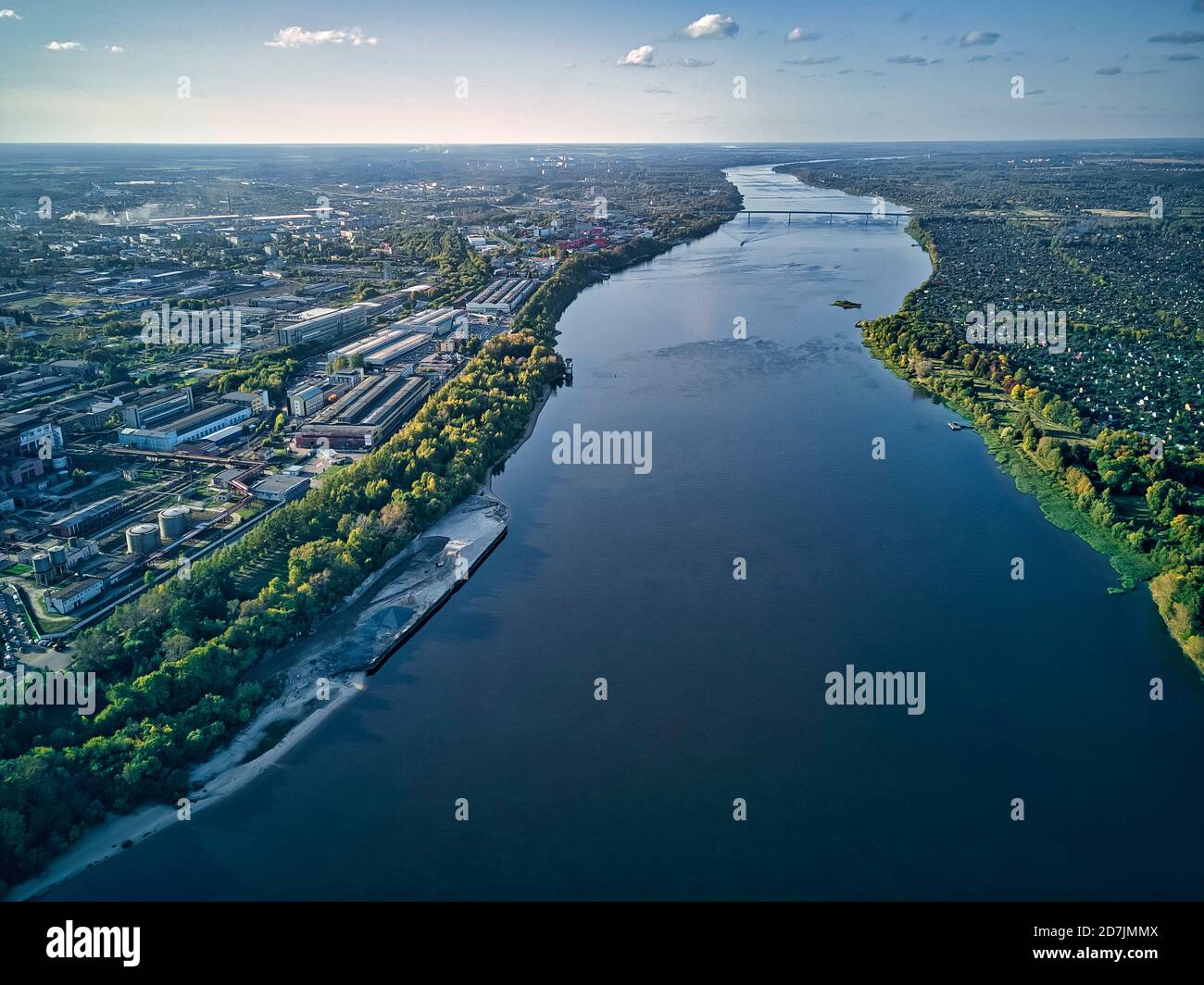 Vista aerea del fiume Volga con paesaggio urbano contro il cielo Foto Stock