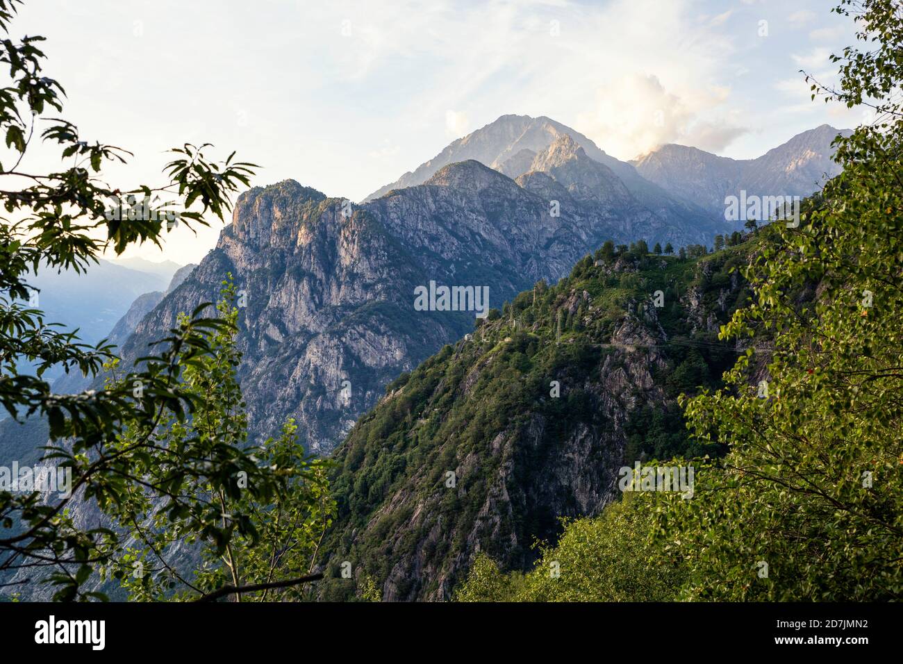 Italia, Provincia di Sondrio, catena montuosa nella Riserva Naturale Pian di Spagna e Lago di Mezzola al tramonto Foto Stock