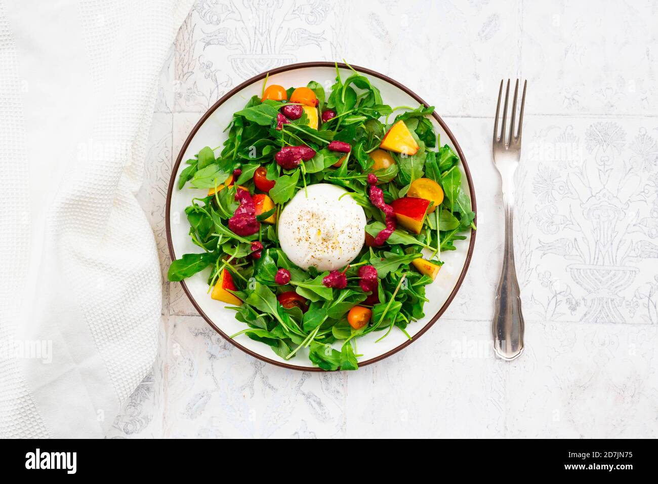 Piatto di insalata vegetariana con frutta, verdure e burrata Foto Stock