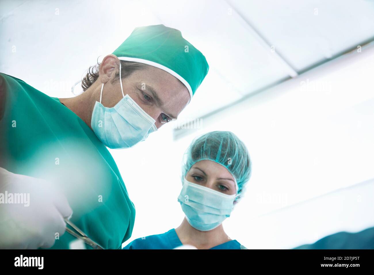 Chirurgo che esegue interventi chirurgici con infermiere in sala operatoria presso l'ospedale Foto Stock