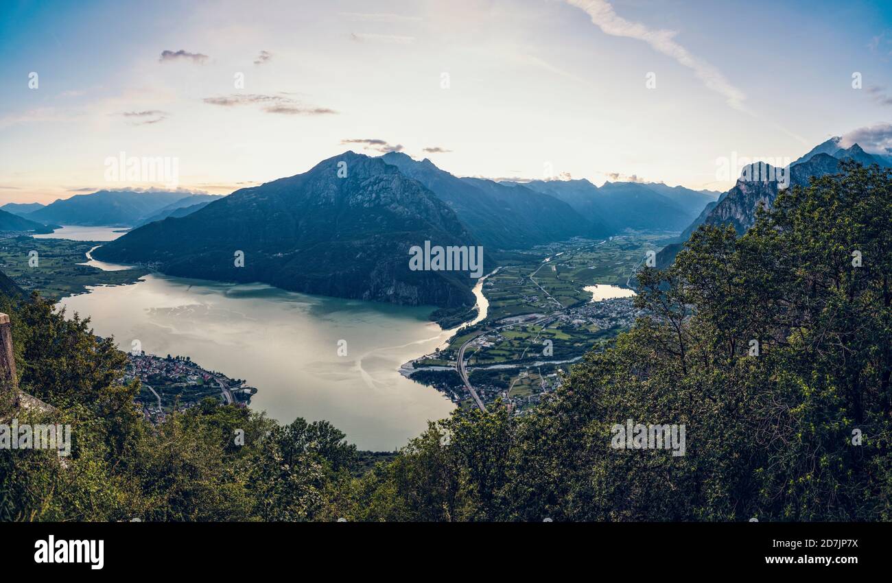 Italia, Provincia di Sondrio, Vista panoramica del Lago Mezzola nella Riserva Naturale Pian di Spagna e Lago di Mezzola al tramonto Foto Stock