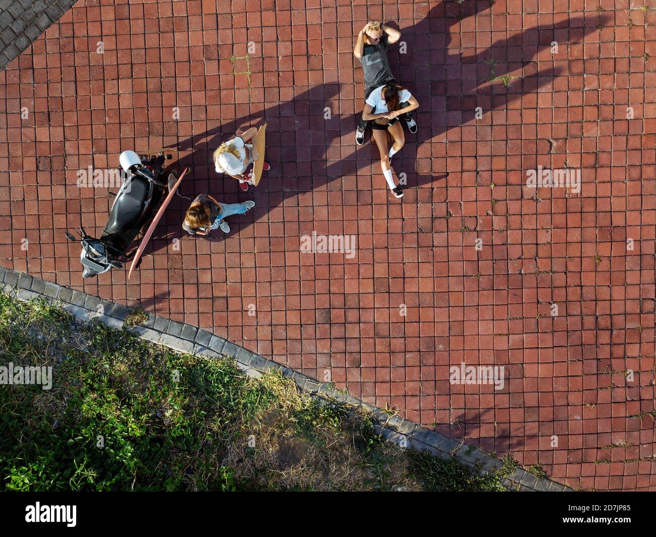 Indonesia, Bali, vista aerea del gruppo di amici appesi intorno alla zona ciottolata Foto Stock