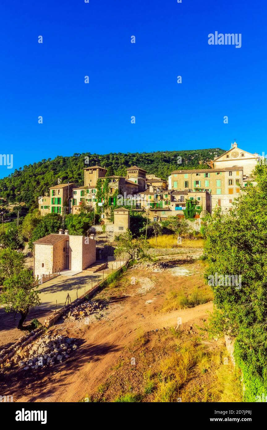 Edifici contro il cielo azzurro nelle giornate di sole a Valldemossa, Maiorca, Spagna, Europa Foto Stock