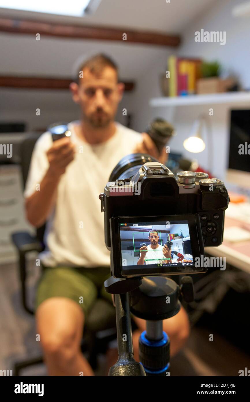 Registrazione video uomo medio da casa Foto Stock