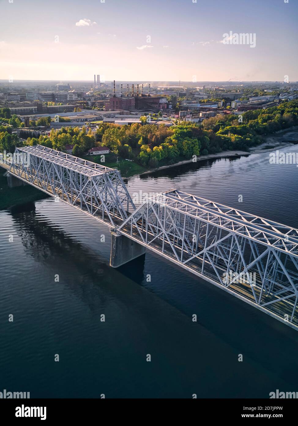 Ponte ferroviario metallico sul fiume Volga dalla città contro il cielo Foto Stock