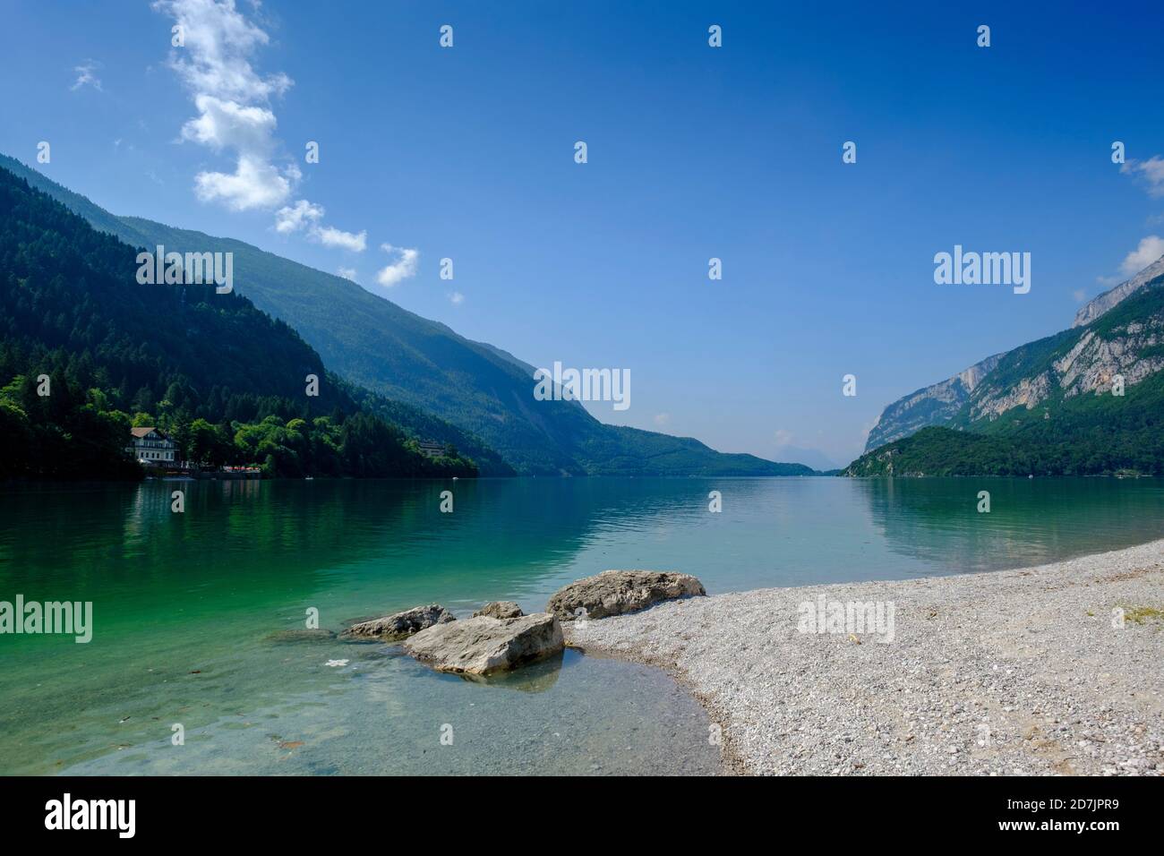 Riva del Lago Molveno in estate soleggiato giorno Foto Stock