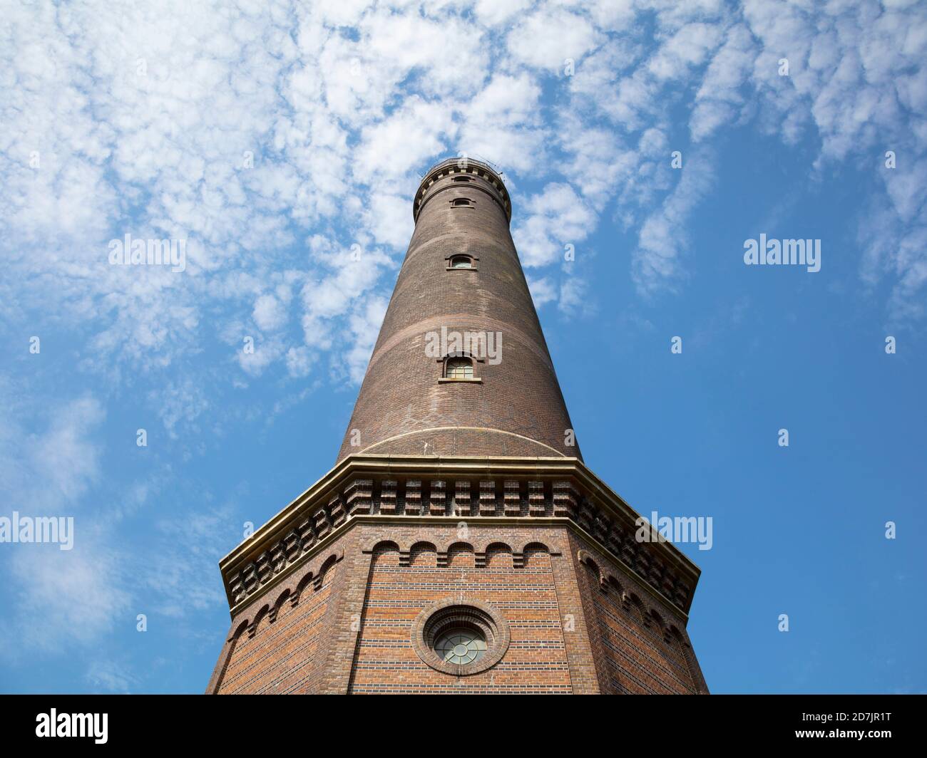 Alto faro contro il cielo blu in giornata di sole Foto Stock