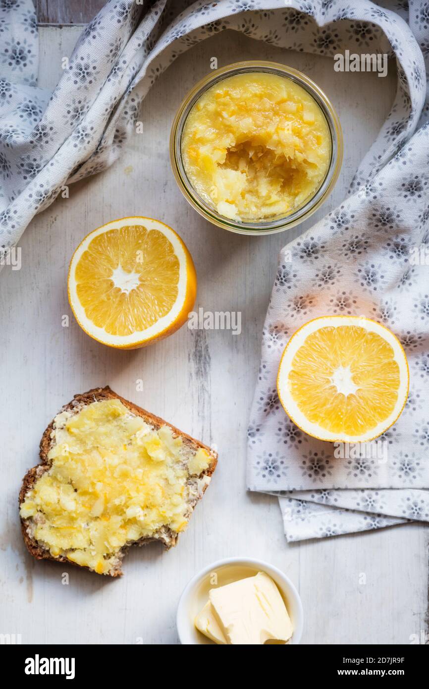 Marmellata d'arancia fatta in casa con fetta d'arancia sul tavolo Foto Stock