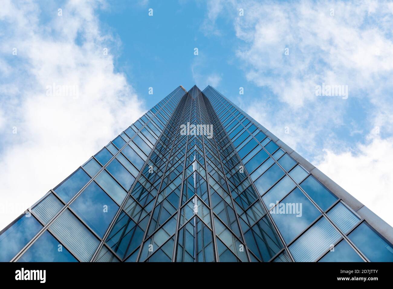Alto e moderno grattacielo di vetro per uffici contro il cielo blu, Londra, Regno Unito Foto Stock