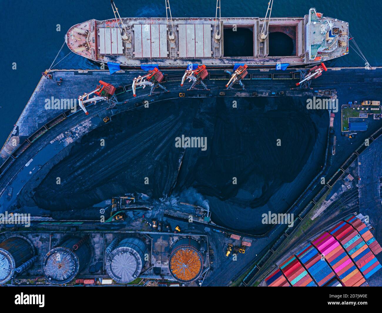 Russia, Primorsky Krai, Vladivostok, Vista aerea della nave industriale ormeggiata in banchina di carico del carbone Foto Stock