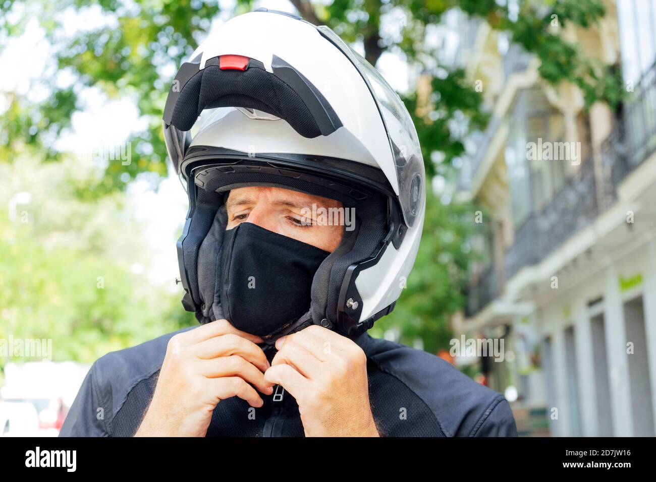 Biker maschile che indossa il casco Foto Stock