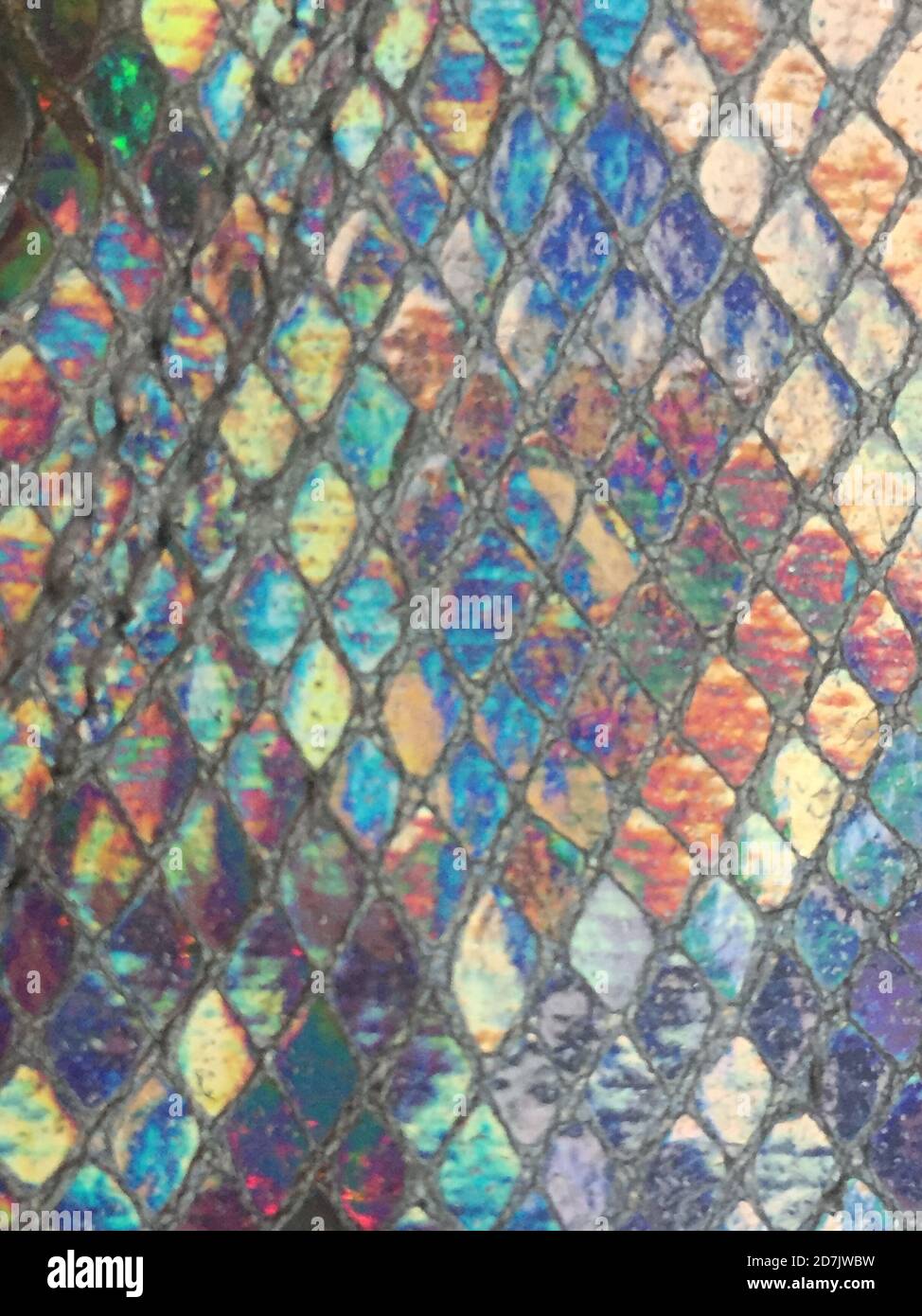 Riflessione iridescente sfondo olografico motivo texture mermaid/unicorn fantasy fondo concetto olografico superficie rugosa foglio pastello Foto Stock