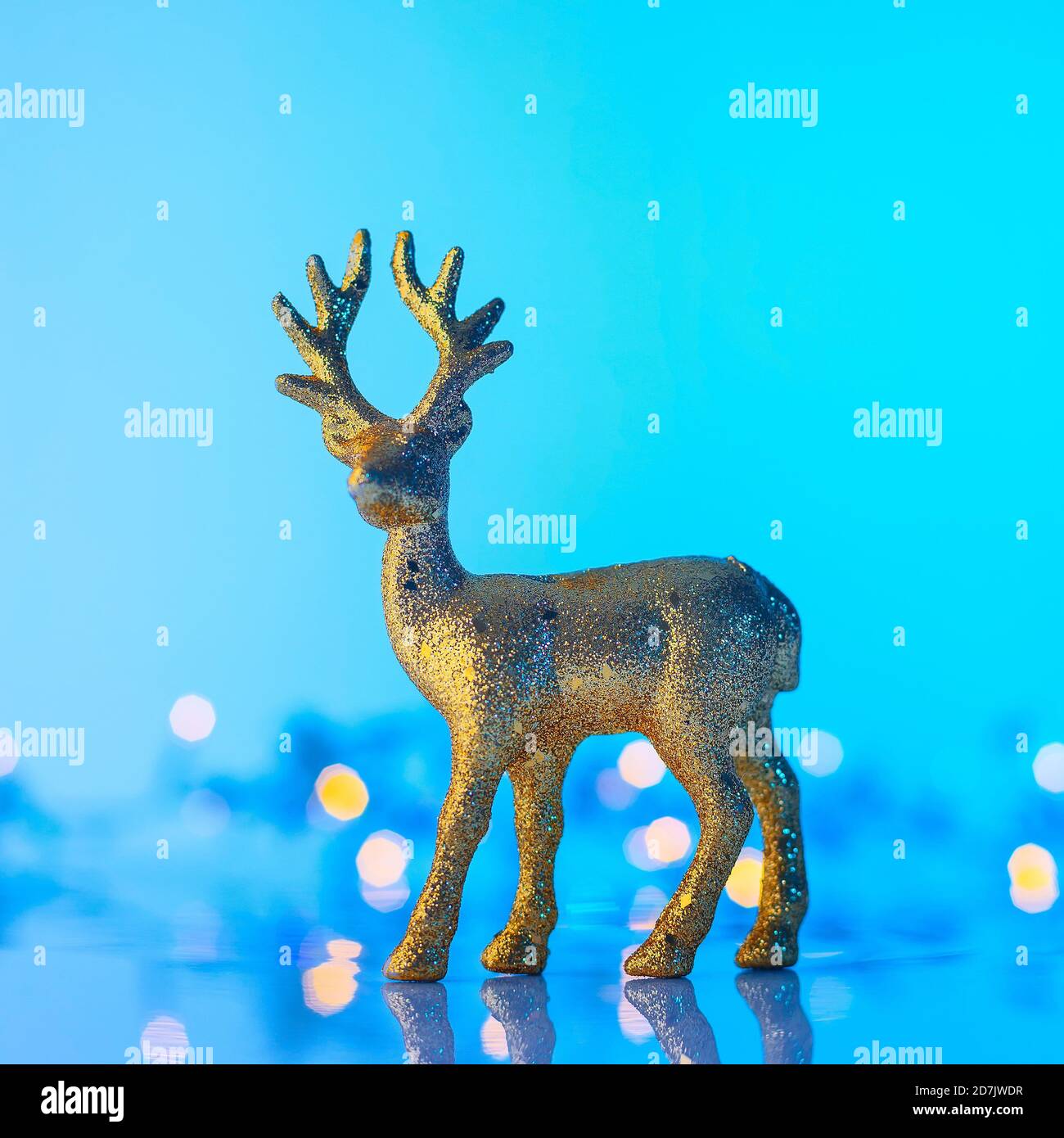 Natale o Capodanno golden renne, sfondo blu con luci, spazio di copia Foto Stock