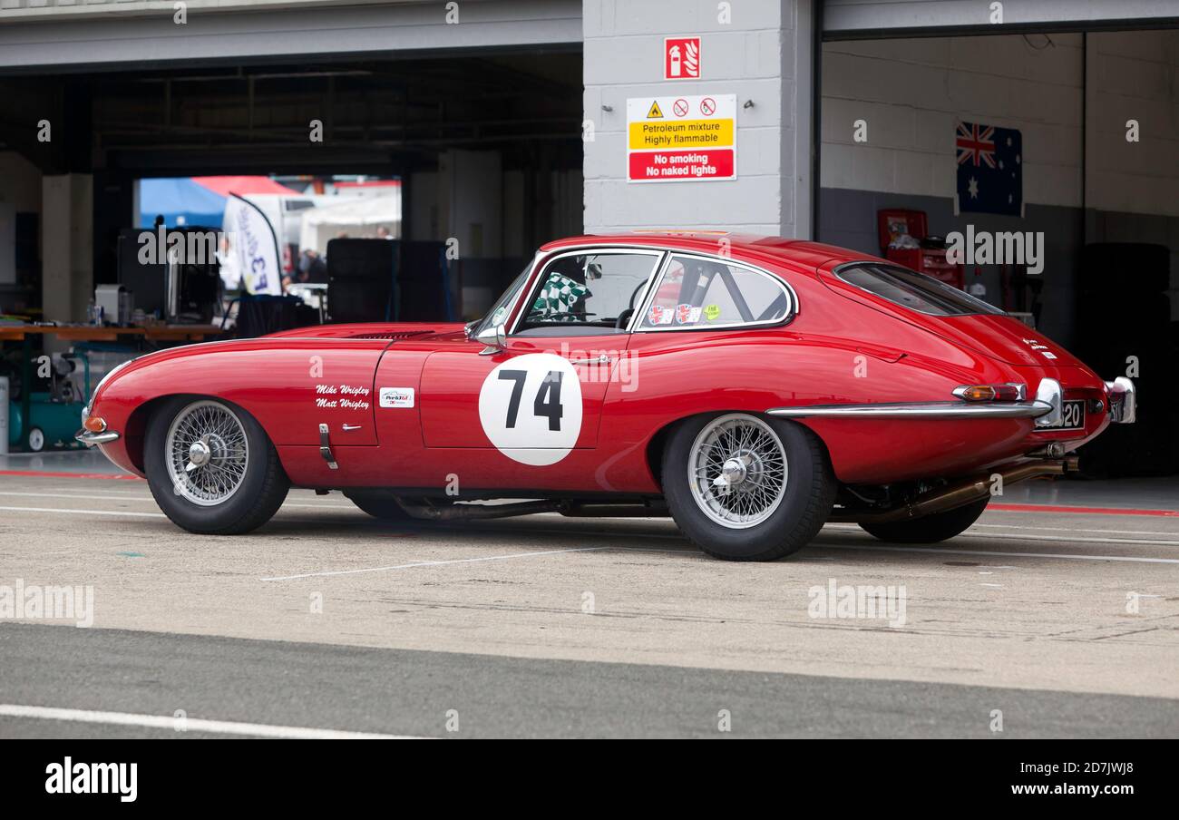 Mike e Matt Wrigley's Red, 1962, Jaguar e-Type, durante la sessione di qualificazione per il RAC Tourist Trophy for Historic Cars (Pre '63 GT) Foto Stock