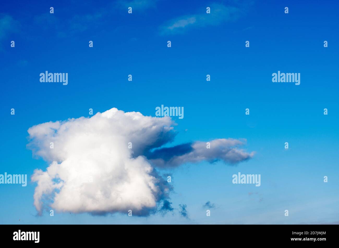 Cielo blu chiaro con ampia nuvola di cumulo Foto Stock