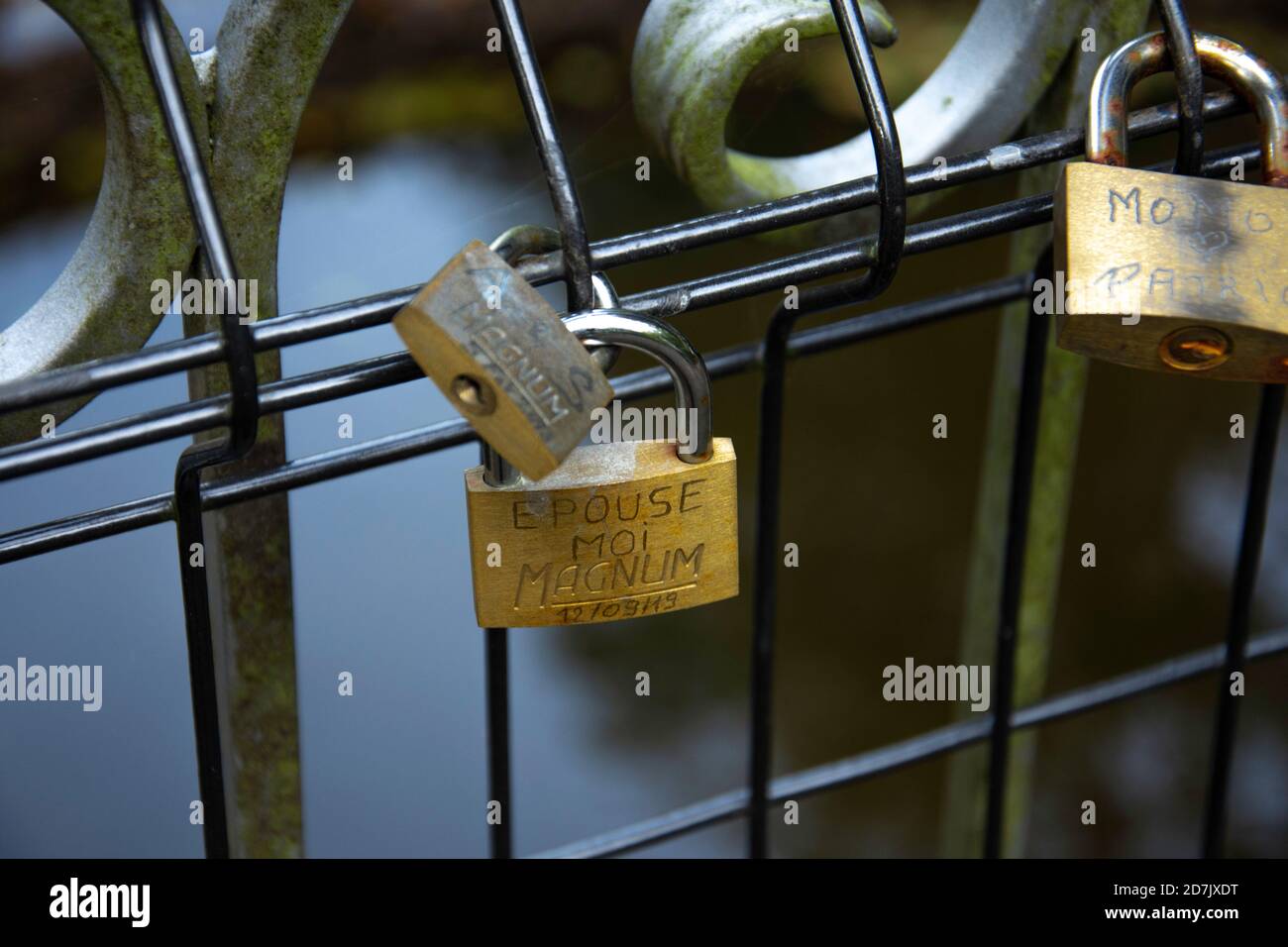 Des cadenas attachés aux rembardes d'un pont pour sceller des amours Foto Stock