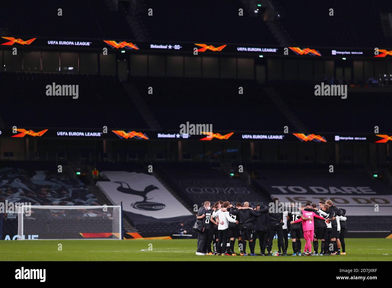 I giocatori E lo staff DI LASK si allenano dopo la partita - Tottenham Hotspur v LASK, UEFA Europa League - Gruppo J, Tottenham Hotspur Stadium, Londra, Regno Unito - 22 ottobre 2020 solo per uso editoriale Foto Stock