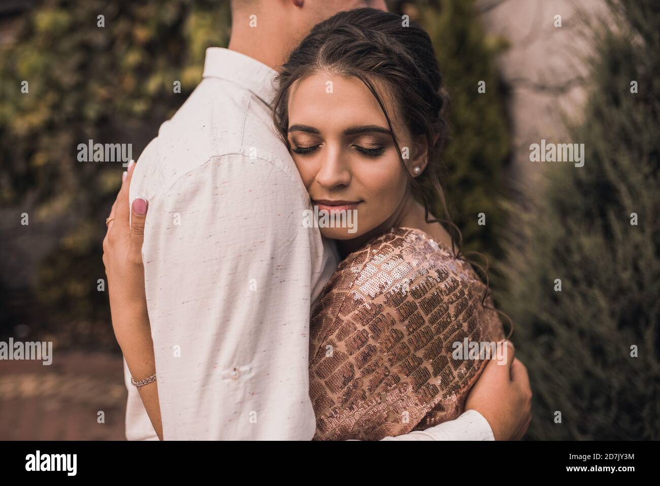 coppia di amanti in abiti festosi alla moda sono hugging Foto Stock