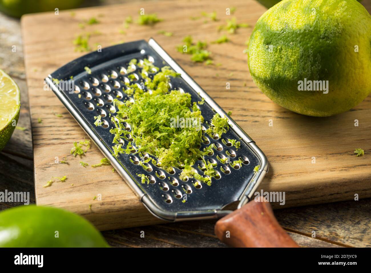 Zest biologico in lime verde crudo pronto per l'uso Foto Stock