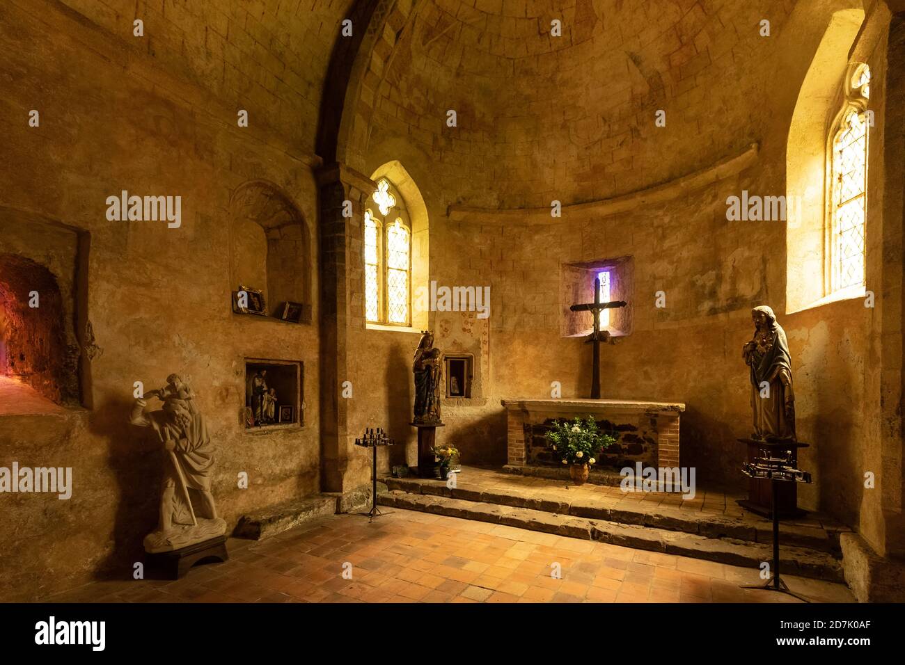 Interno della vecchia chiesa romana di Lugo, XI secolo, Gironda, Francia Foto Stock