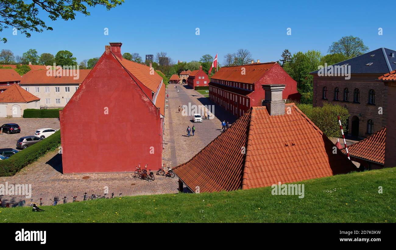 Copenhagen, Danimarca - 04/29/2019: Vista di edifici militari dipinti di rosso nel centro della storica cittadella di Kastellet. Foto Stock