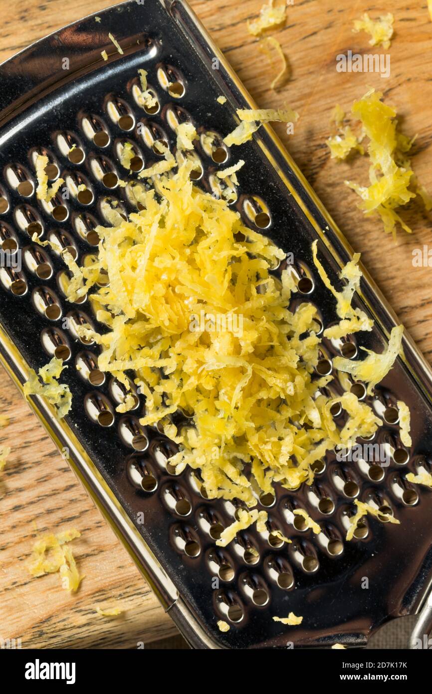 Zest al limone organico giallo crudo pronto a cucinare con Foto Stock