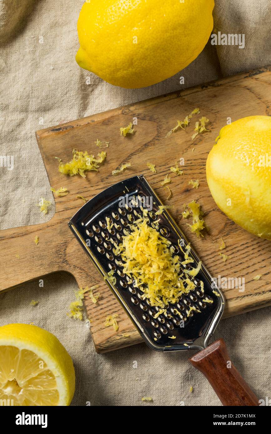 Zest al limone organico giallo crudo pronto a cucinare con Foto Stock